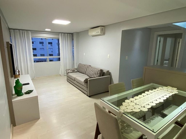 Apto 2 Quartos, Ar, garagem e Praia Central a Pé