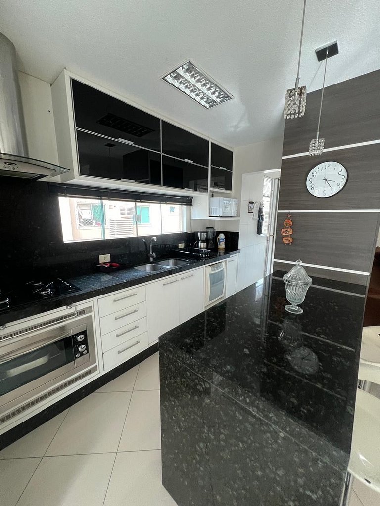 Meia Praia com estilo! 3 suítes, churrasqueira e garagem
