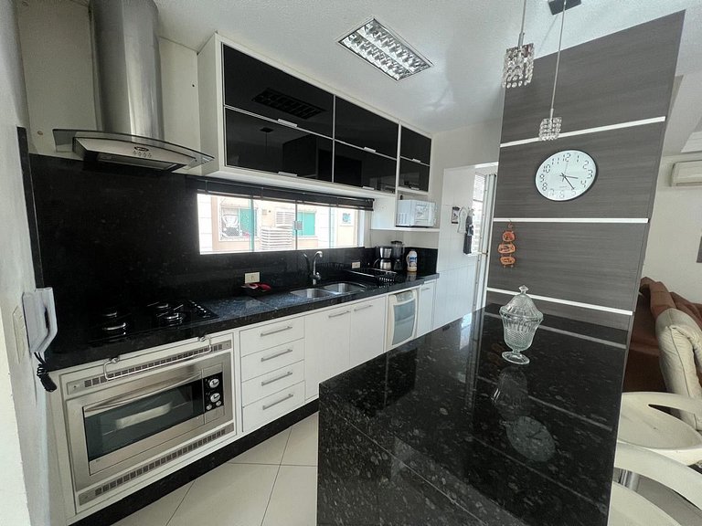 Meia Praia com estilo! 3 suítes, churrasqueira e garagem
