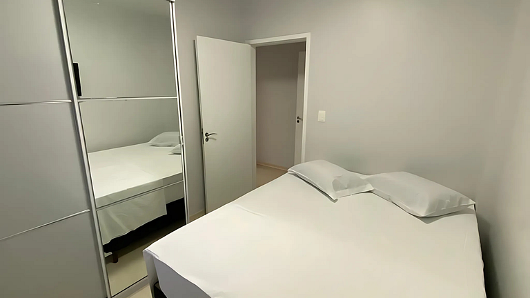 Apto 2 Quartos, Ar, garagem e Praia Central a Pé