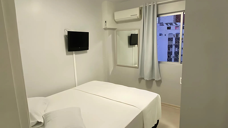 Apto 2 Quartos, Ar, garagem e Praia Central a Pé