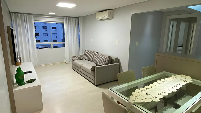 Apto 2 Quartos, Ar, garagem e Praia Central a Pé