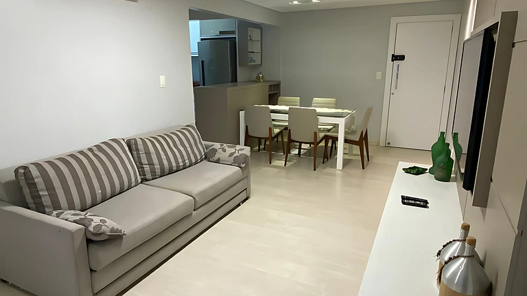 Apto 2 Quartos, Ar, garagem e Praia Central a Pé