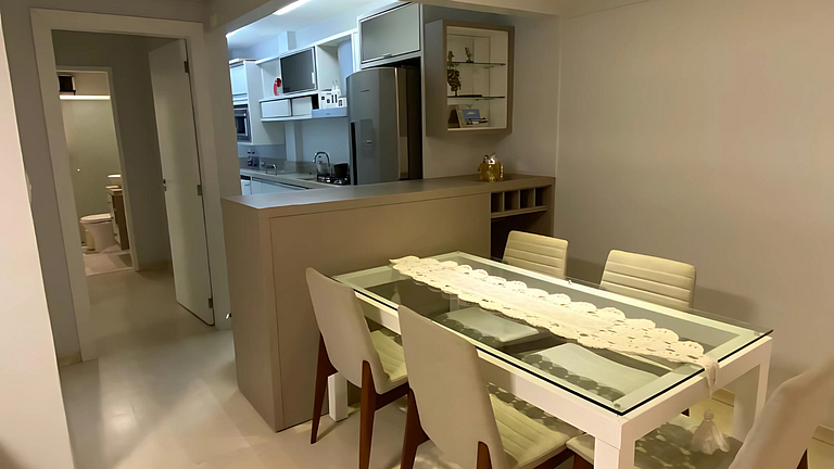 Apto 2 Quartos, Ar, garagem e Praia Central a Pé