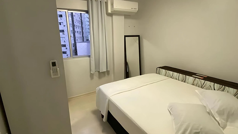 Apto 2 Quartos, Ar, garagem e Praia Central a Pé