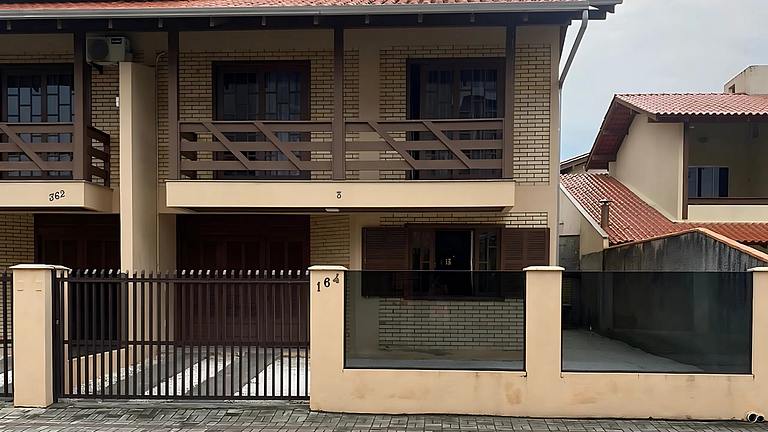 Casa em Bombinhas Almeida e Moraes Perto da Praia