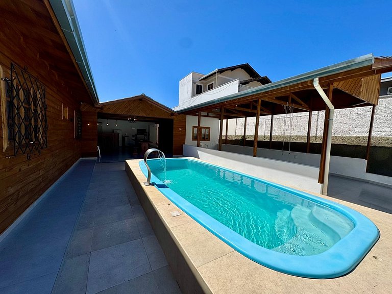 Casa com Piscina próxima Praia da Ilhota Itapema