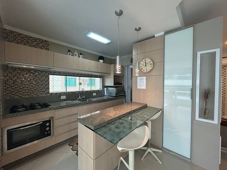 Apto Almeida e Moraes 3 Suítes c/churrasqueira Meia Praia