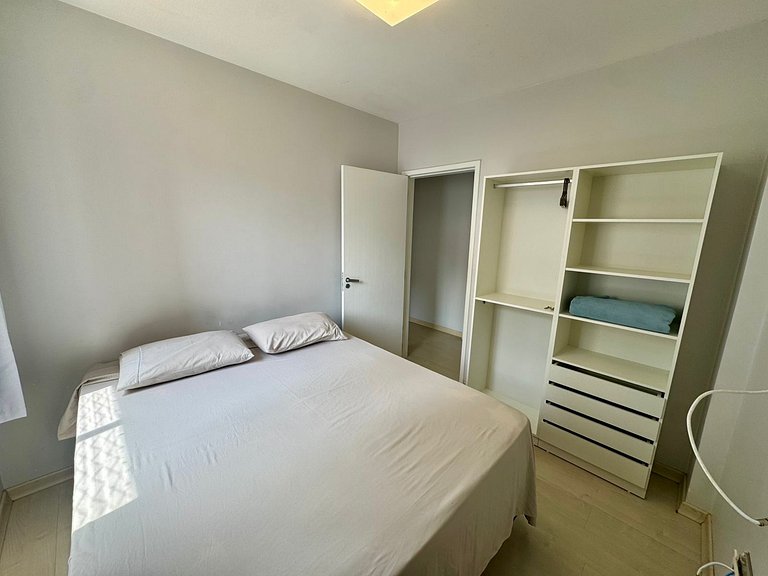 Apto 2 Quartos, Ar, garagem e Praia Central a Pé