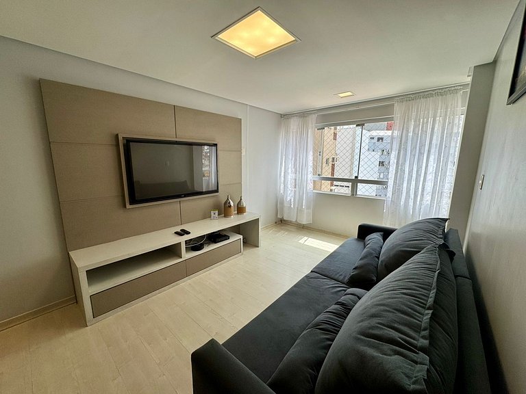 Apto 2 Quartos, Ar, garagem e Praia Central a Pé