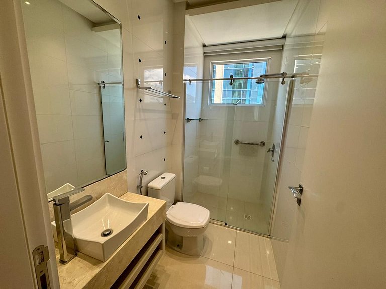 Apto Vista Mar 3 Suítes Meia Praia