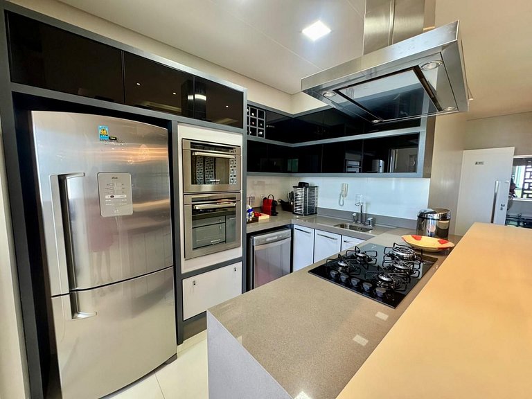 Apto Vista Mar 3 Suítes Meia Praia