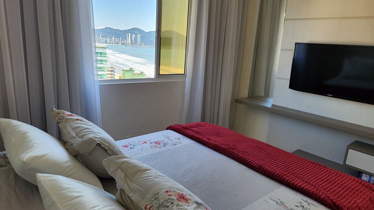 Apto 3 Suítes 3 garagens Vista Mar em Meia Praia