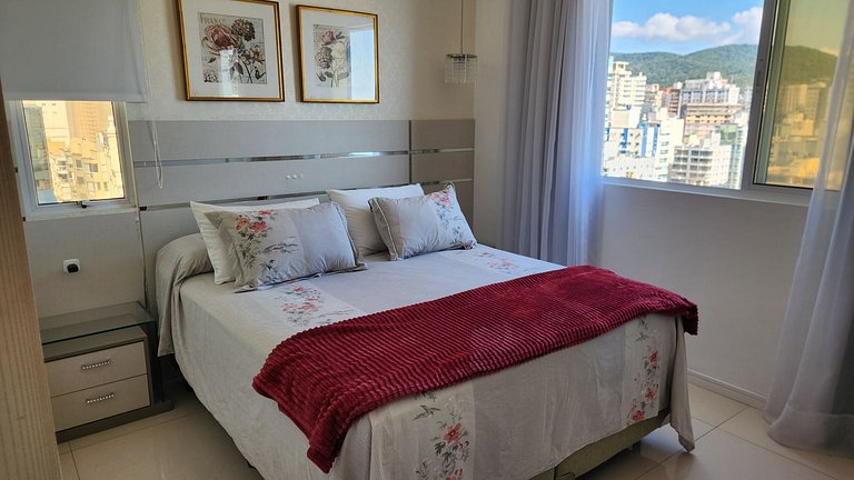 Apto 3 Suítes 3 garagens Vista Mar em Meia Praia