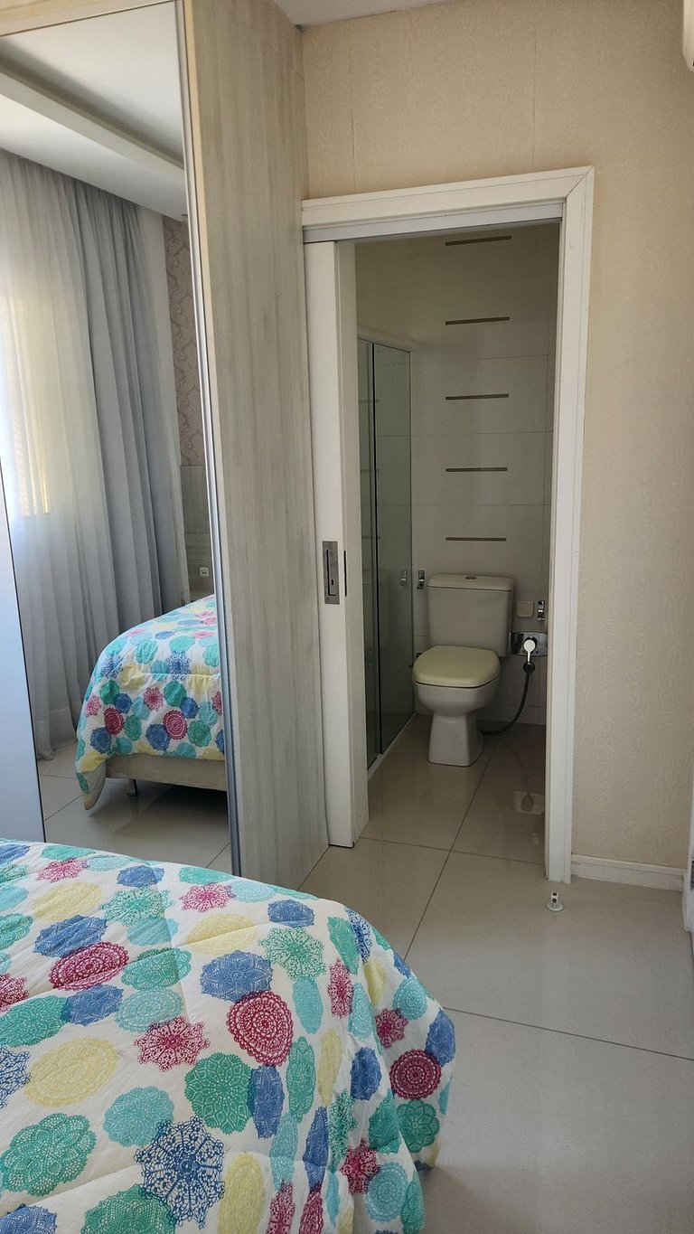 Apto 3 Suítes 3 garagens Vista Mar em Meia Praia