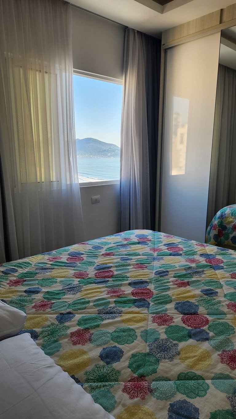 Apto 3 Suítes 3 garagens Vista Mar em Meia Praia