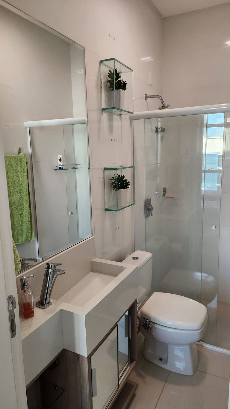 Apto 3 Suítes 3 garagens Vista Mar em Meia Praia