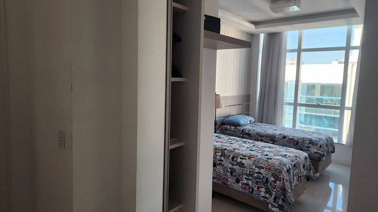 Apto 3 Suítes 3 garagens Vista Mar em Meia Praia