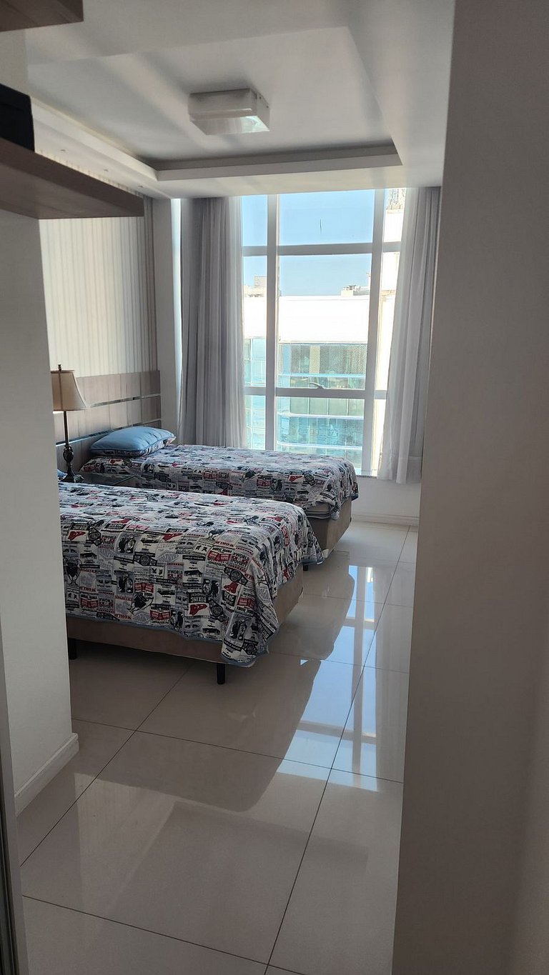 Apto 3 Suítes 3 garagens Vista Mar em Meia Praia