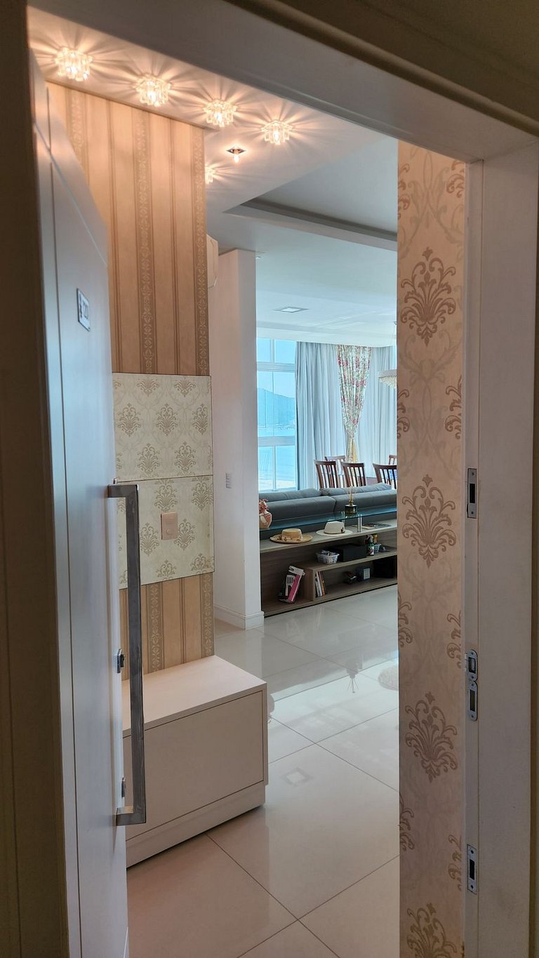 Apto 3 Suítes 3 garagens Vista Mar em Meia Praia