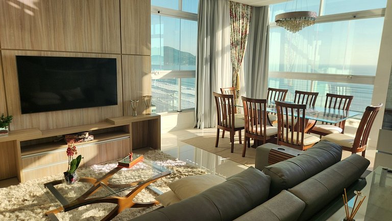 Apto 3 Suítes 3 garagens Vista Mar em Meia Praia