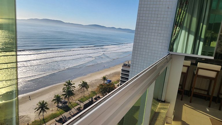 Apto 3 Suítes 3 garagens Vista Mar em Meia Praia