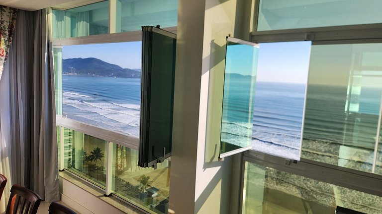 Apto 3 Suítes 3 garagens Vista Mar em Meia Praia