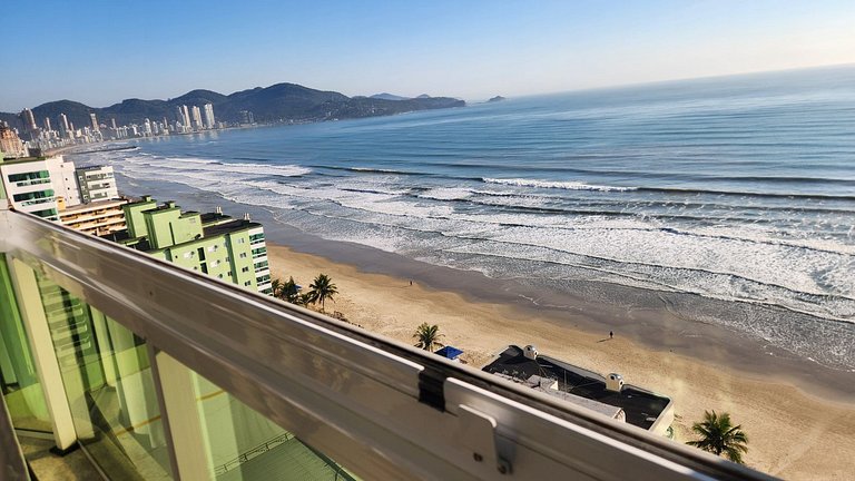 Apto 3 Suítes 3 garagens Vista Mar em Meia Praia