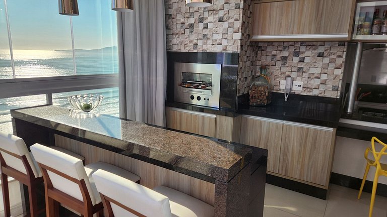 Apto 3 Suítes 3 garagens Vista Mar em Meia Praia