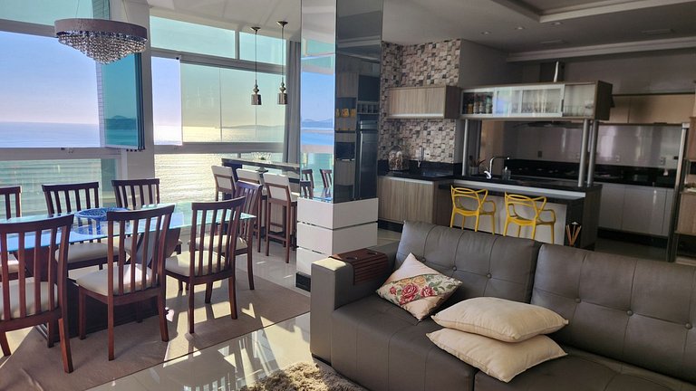 Apto 3 Suítes 3 garagens Vista Mar em Meia Praia