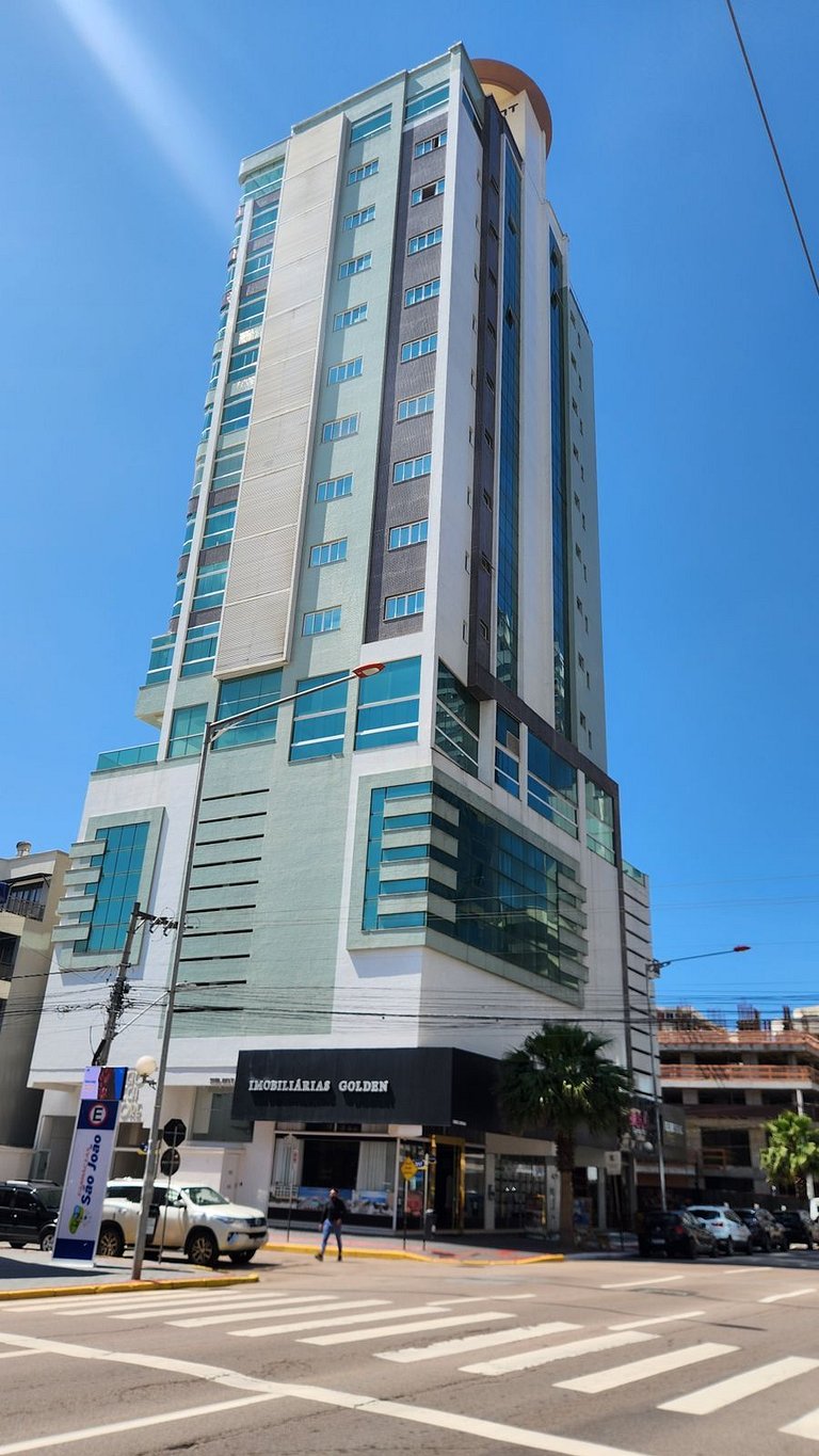 Apto 3 Suítes 3 garagens Vista Mar em Meia Praia