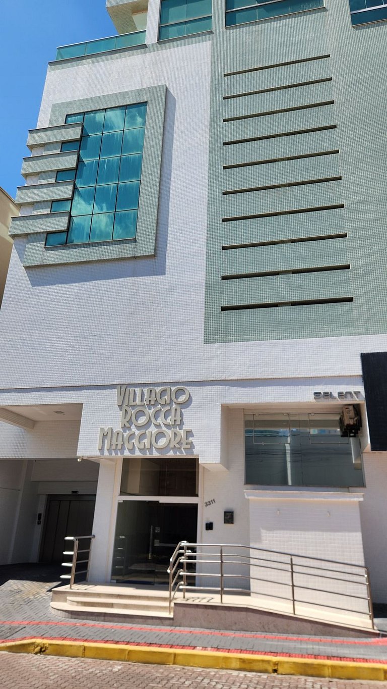 Apto 3 Suítes 3 garagens Vista Mar em Meia Praia