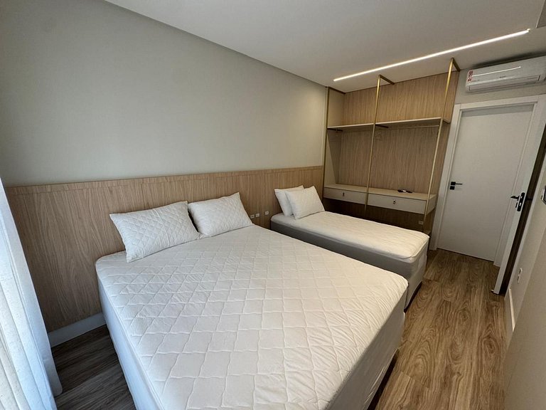 Apto 2 Suítes poucos passos na Praia Canto Grande