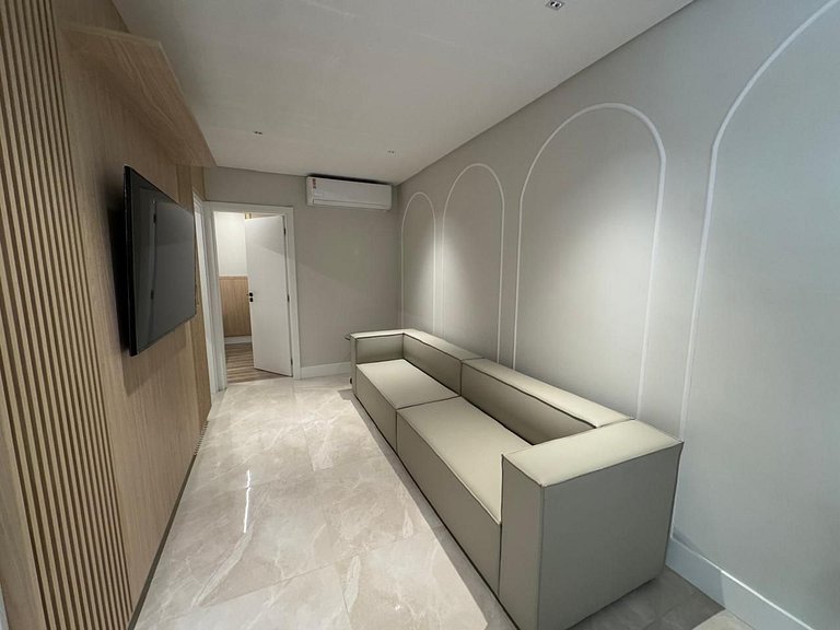 Apto 2 Suítes poucos passos na Praia Canto Grande