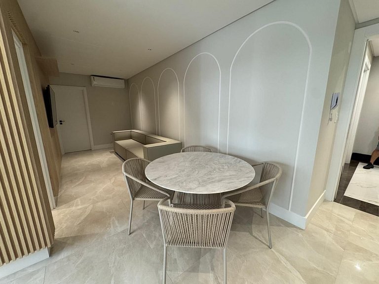 Apto 2 Suítes poucos passos na Praia Canto Grande