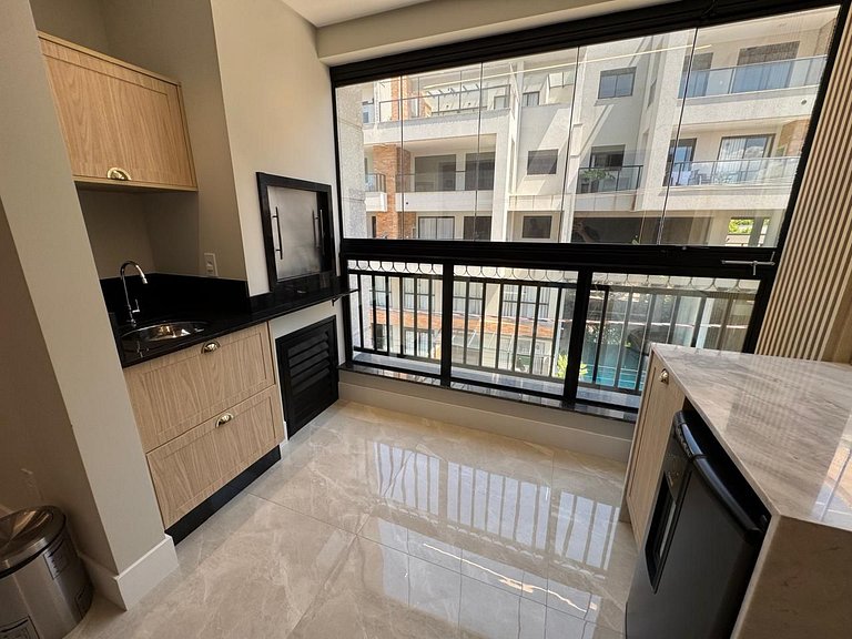 Apto 2 Suítes poucos passos na Praia Canto Grande