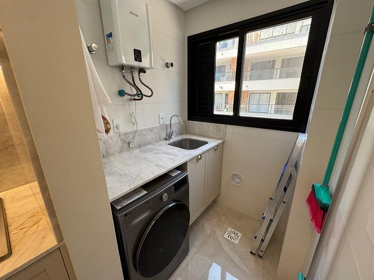 Apto 2 Suítes poucos passos na Praia Canto Grande