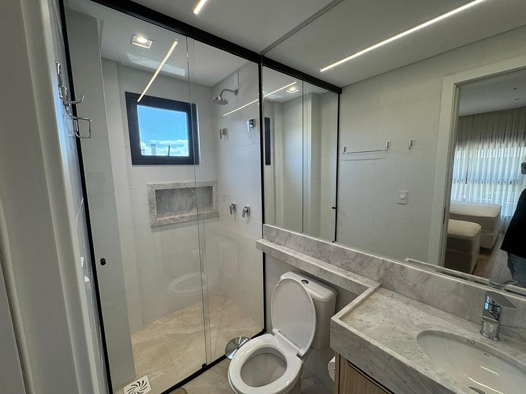 Apto 2 Suítes poucos passos na Praia Canto Grande