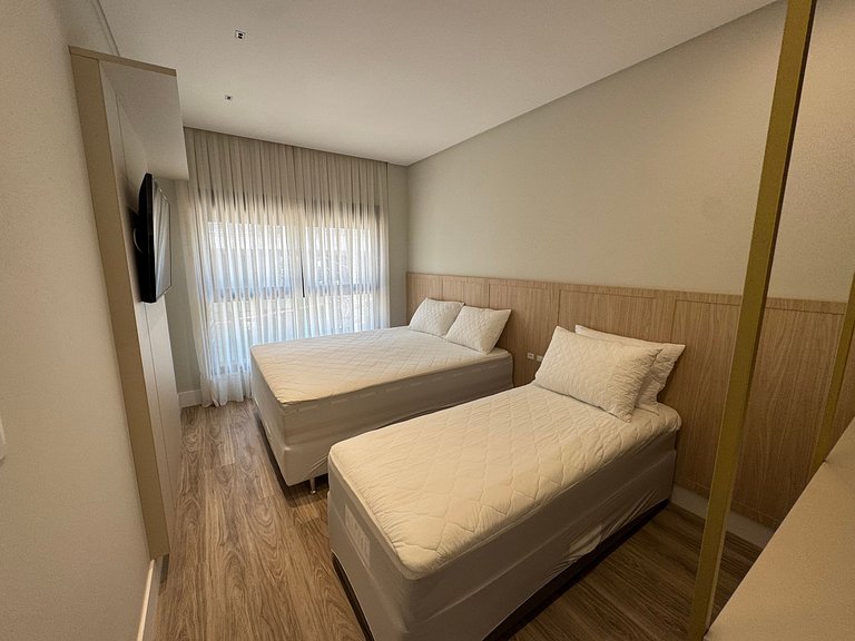 Apto 2 Suítes poucos passos na Praia Canto Grande