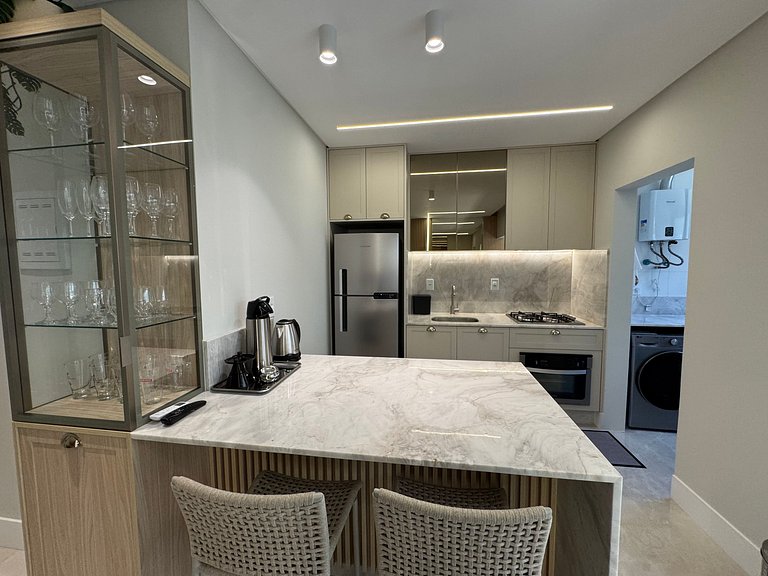 Apto 2 Suítes poucos passos na Praia Canto Grande