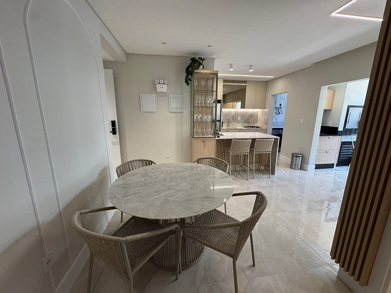 Apto 2 Suítes poucos passos na Praia Canto Grande