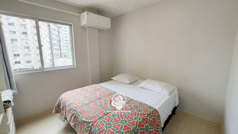 Apto 2 Quartos, Ar, garagem e Praia Central a Pé